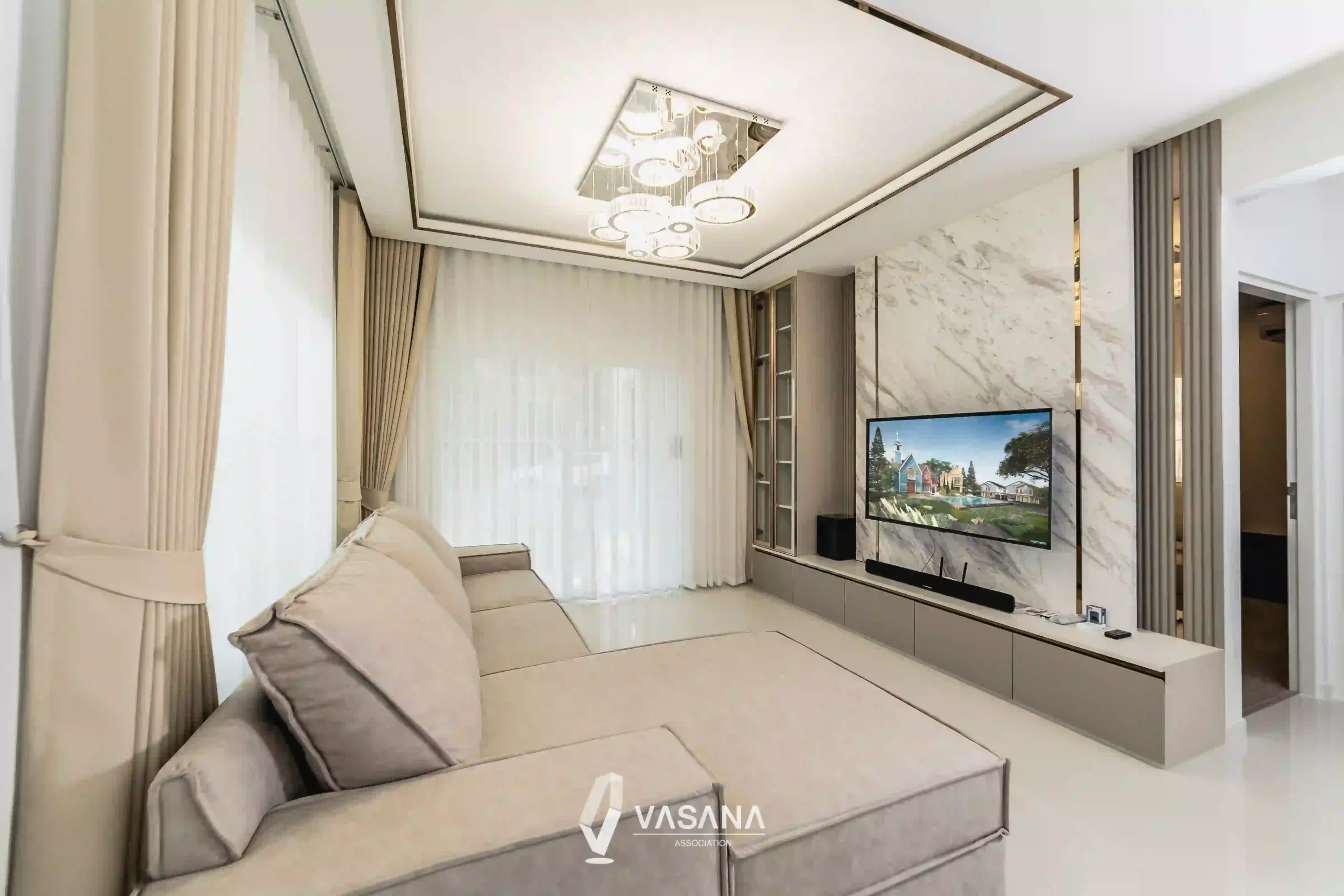 ห้องตกแต่งด้วยโทนสีทองและครีมสไตล์ Luxury