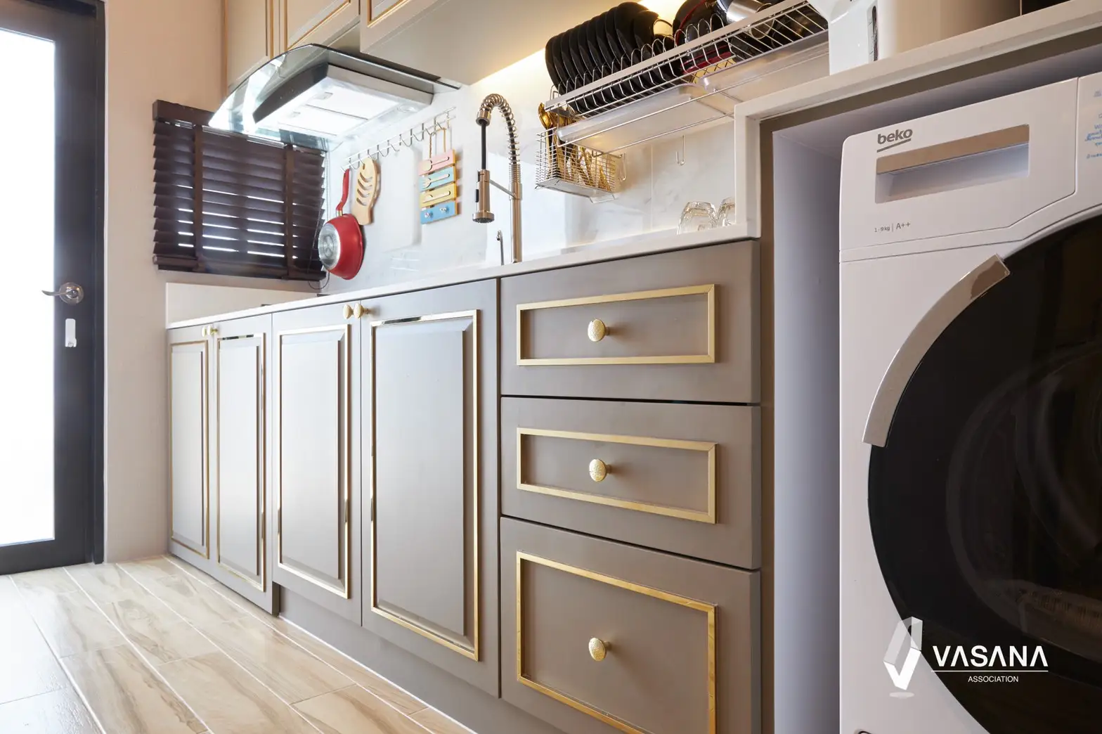 เฟอร์นิเจอร์ฟิตอินติดตั้งถาวรภายในบ้าน แสดงข้อจำกัดในการเคลื่อนย้ายและปรับเปลี่ยนรูปแบบ ต้องรื้อถอนเมื่อต้องการเปลี่ยนดีไซน์ มีค่าใช้จ่ายสูงและใช้เวลาติดตั้งนาน เหมาะกับการใช้งานระยะยาวในพื้นที่เฉพาะ