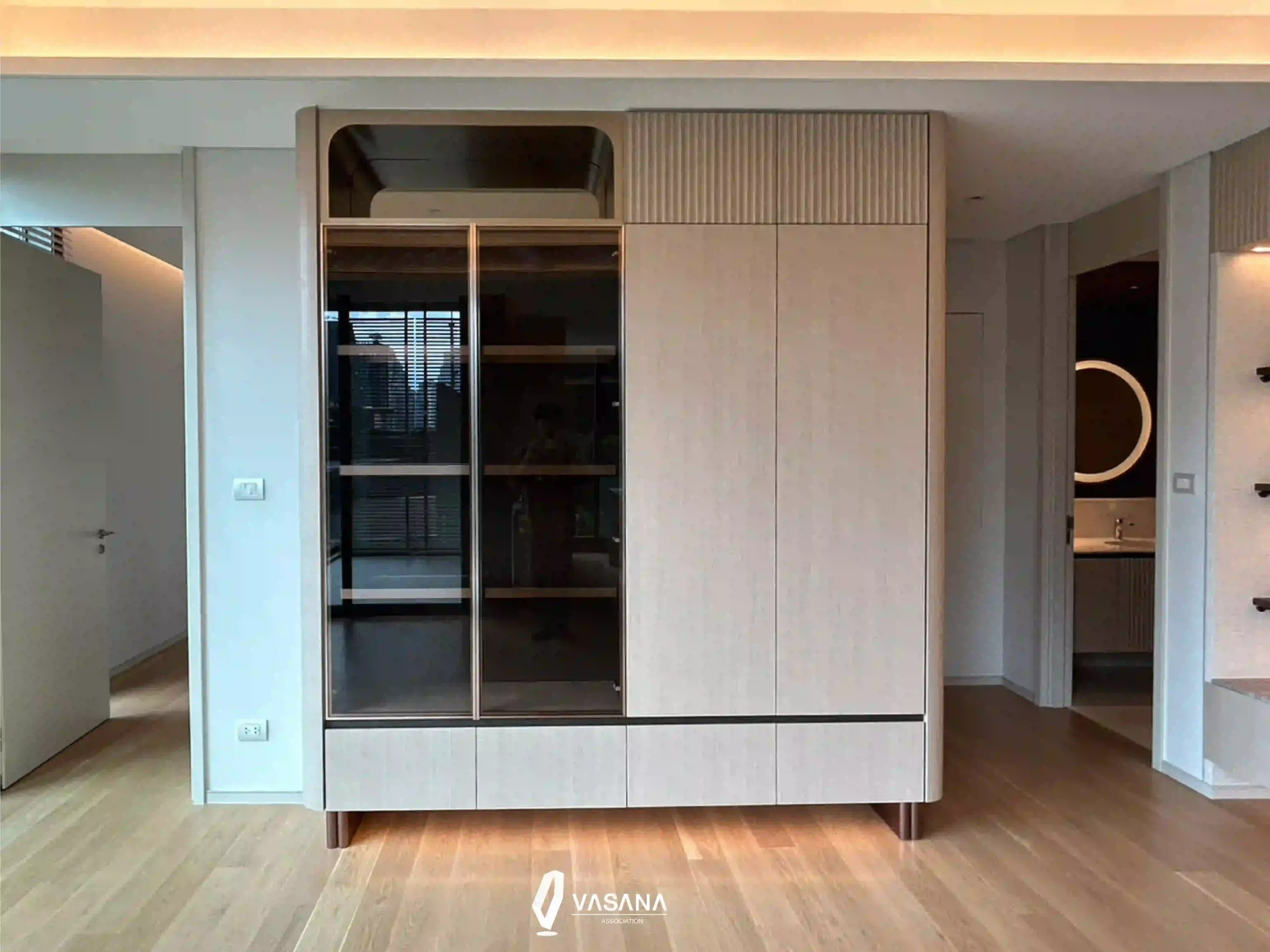 ตู้ฟิตอิน ออกแบบตามขนาดพื้นที่จริง ช่วยเพิ่มพื้นที่จัดเก็บเสื้อผ้าและของใช้ภายในบ้าน ให้ห้องดูเป็นระเบียบ สวยงาม และใช้พื้นที่ได้อย่างคุ้มค่า เหมาะกับคอนโดและบ้านสมัยใหม่