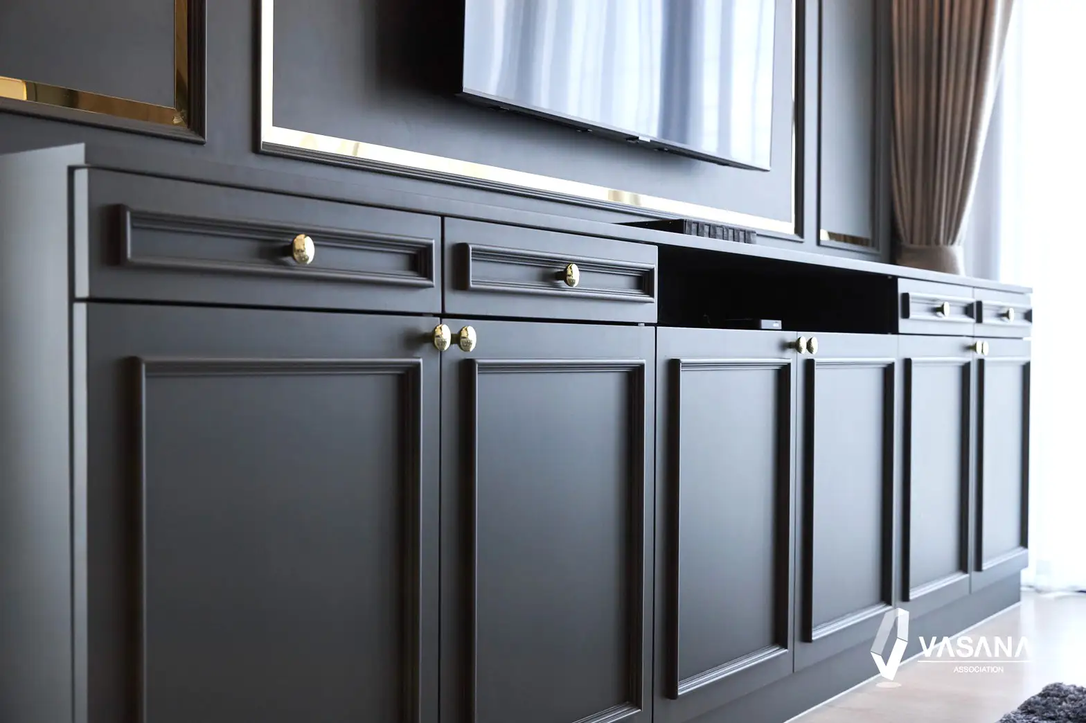 เฟอร์นิเจอร์ฟิตอิน คือ เฟอร์นิเจอร์ที่ออกแบบและติดตั้งให้พอดีกับพื้นที่เฉพาะ เช่น ผนัง มุมห้อง หรือพื้นที่จำกัด โดยมักทำขึ้นใหม่ตามขนาดจริงของพื้นที่ เพื่อให้ใช้งานได้อย่างคุ้มค่าและดูเรียบร้อยสวยงาม