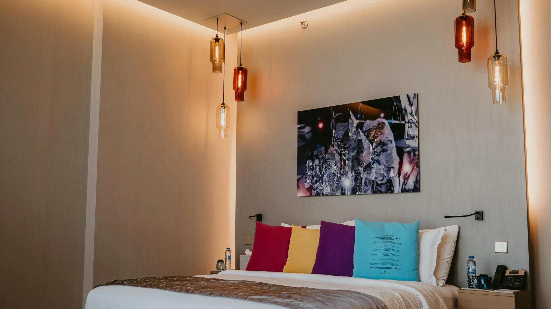 ติดไฟเส้นบนหัวเตียงห้องนอน