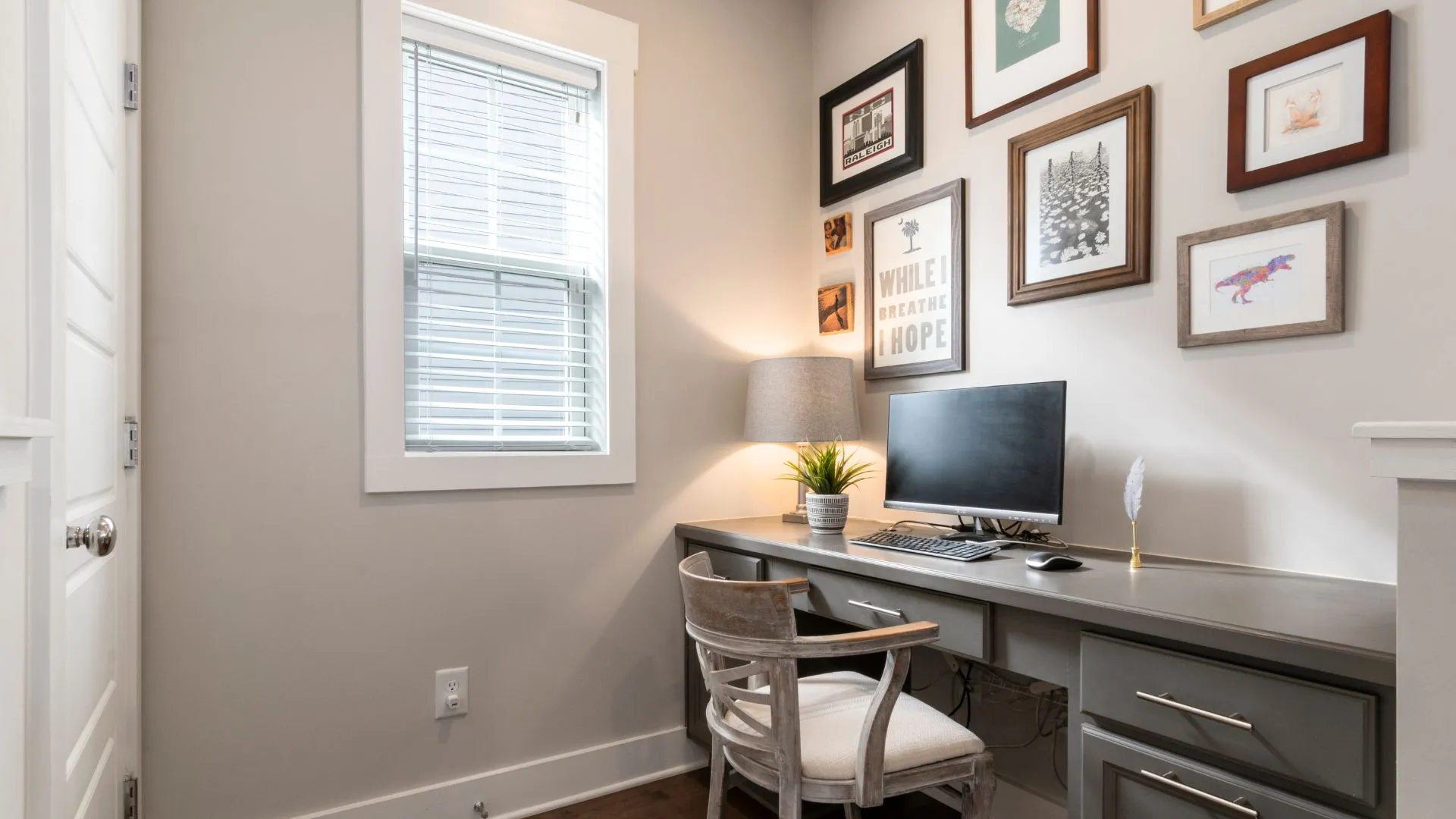 แต่งห้องทำงานเล็กด้วยงบประหยัด ใช้พื้นที่ให้คุ้มค่า มีสไตล์ และเป็นระเบียบ