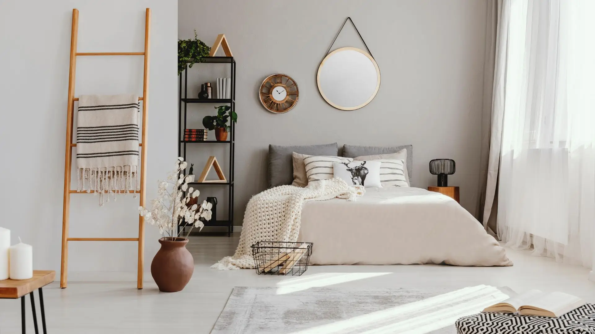 ห้องนอนงบน้อยแต่งง่าย โทนสีสว่างห้องดูกว้าง ใช้พรมและหมอนอิงเพิ่มความนุ่มนวล