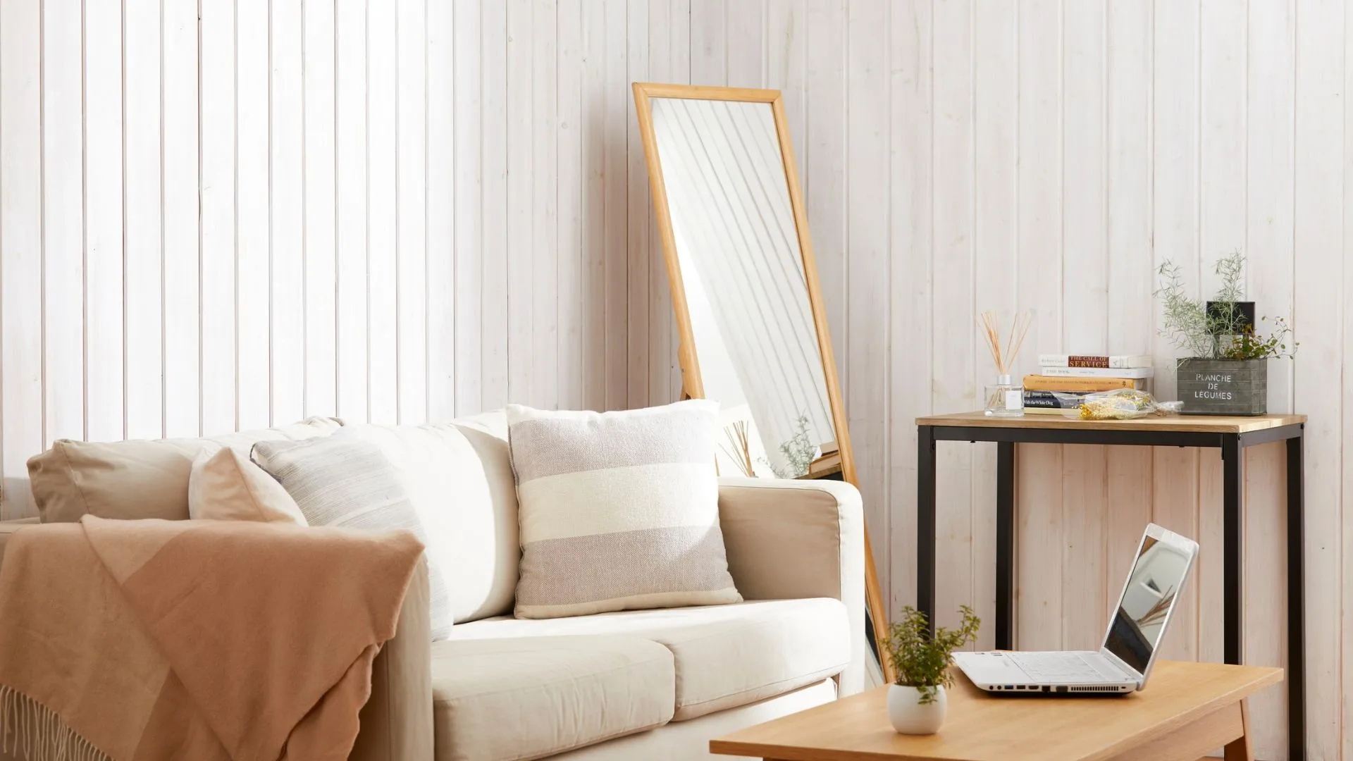 แต่งห้องนั่งเล่นงบน้อยสไตล์มินิมอล ใช้เฟอร์นิเจอร์เรียบง่ายประหยัดงบ