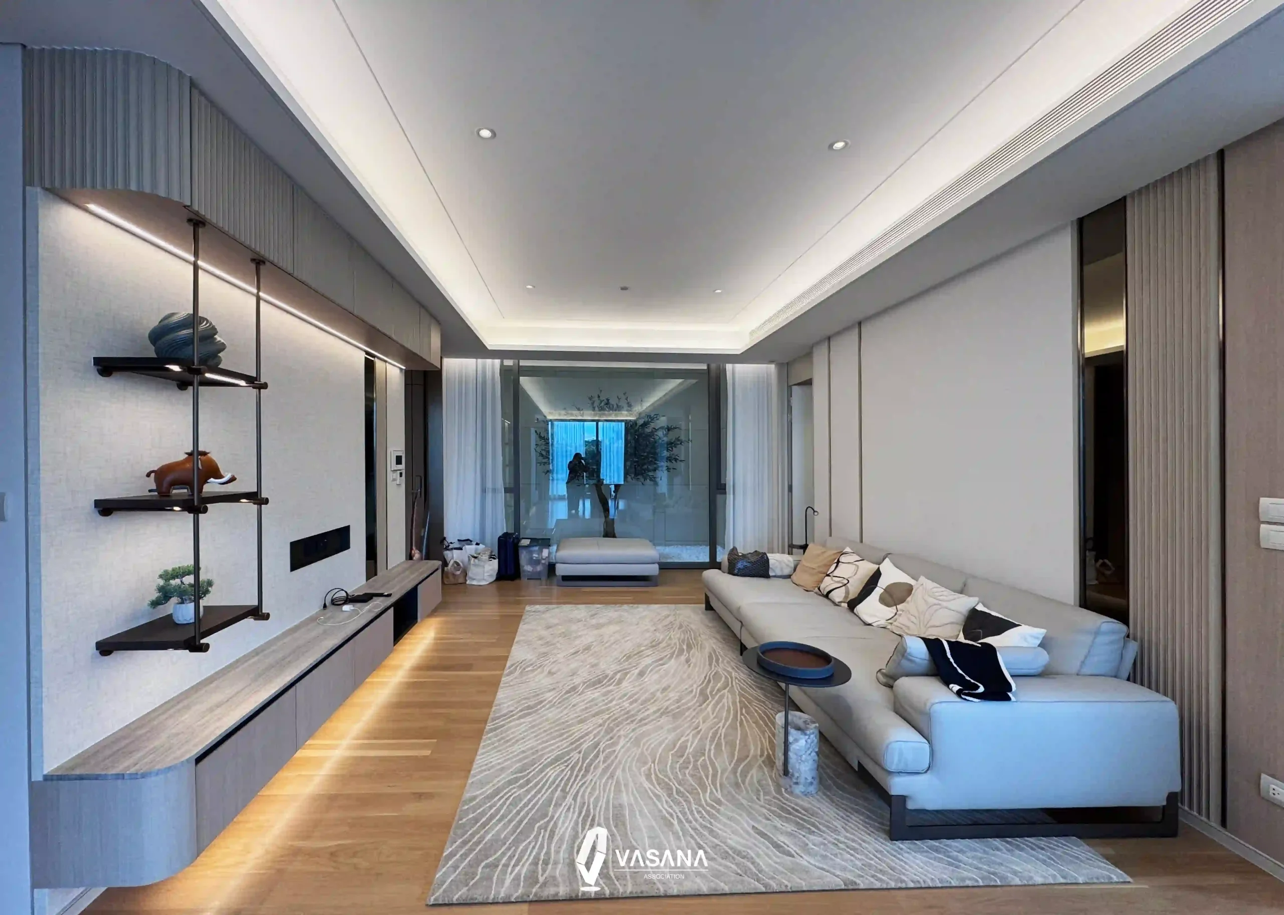 การติดตั้งบิวท์อิน (Built-in) คือการติดตั้งเฟอร์นิเจอร์ที่ออกแบบและผลิตตามขนาดพื้นที่จริง โดยยึดติดเข้ากับผนัง พื้น หรือโครงสร้างห้อง เพื่อเพิ่มพื้นที่ใช้สอย ความเป็นระเบียบ และความสวยงามภายในบ้าน