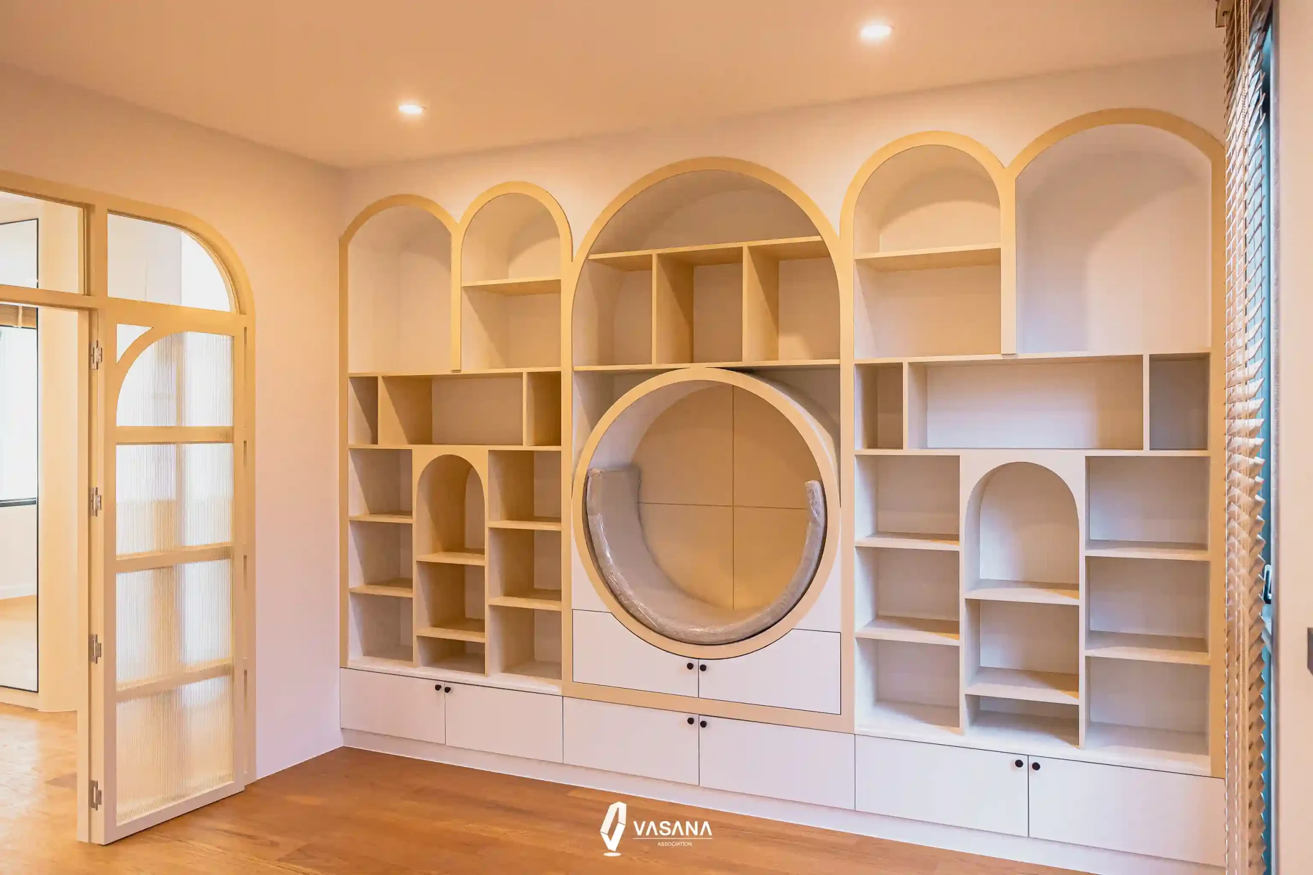 บิวท์อิน (Built-in) คือเฟอร์นิเจอร์สั่งทำที่ออกแบบให้พอดีกับพื้นที่และติดตั้งเป็นส่วนหนึ่งของห้อง ช่วยเพิ่มฟังก์ชันการใช้งานและความเป็นระเบียบ